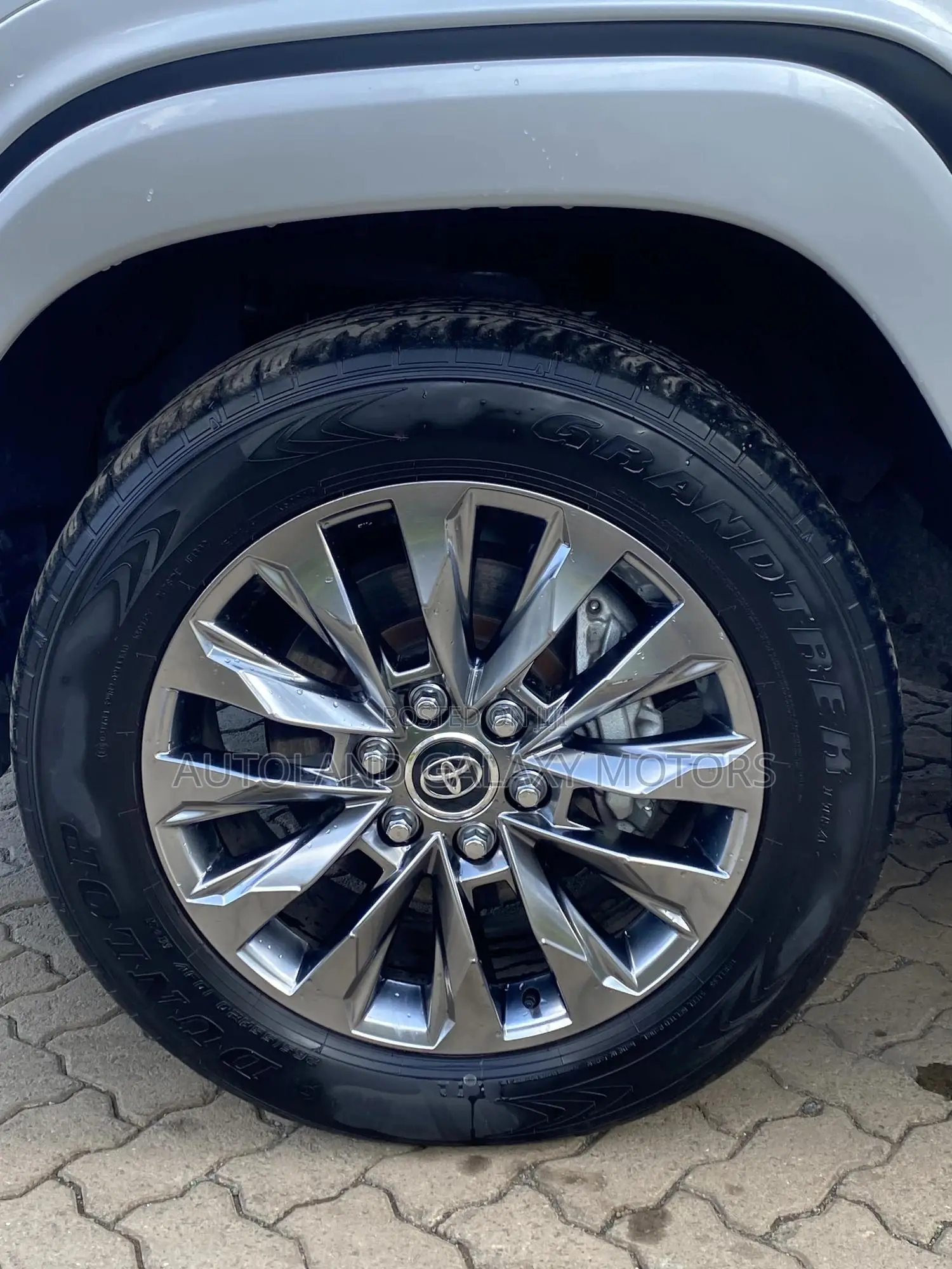 Toyota Land Cruiser LC300 2023 White