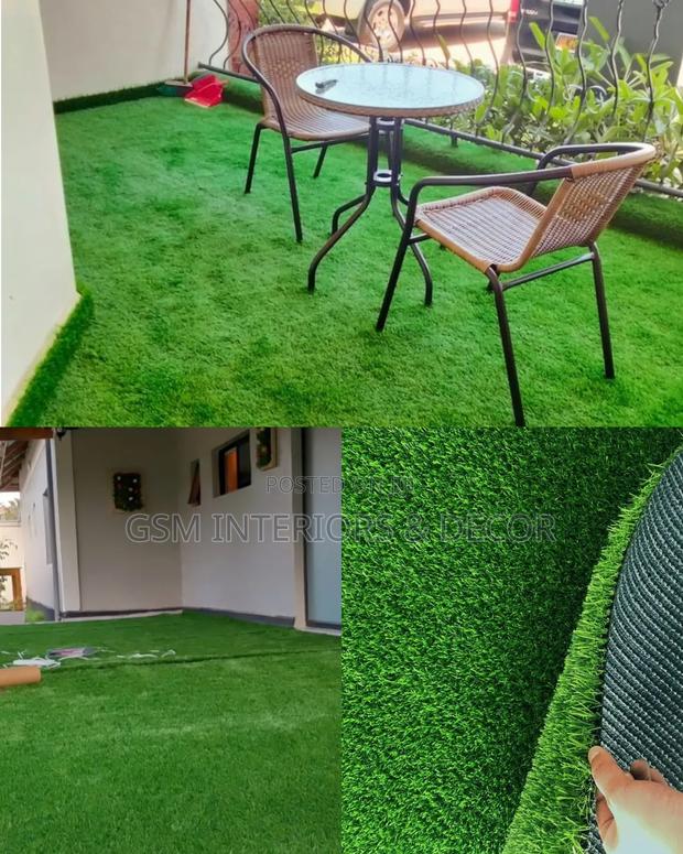 Artificial Green Grass Carpets for Balcony With Foldable Chairs - main view