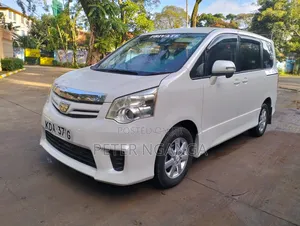 Toyota Noah 2.0 158hp FWD (8 Seater) 2013 White