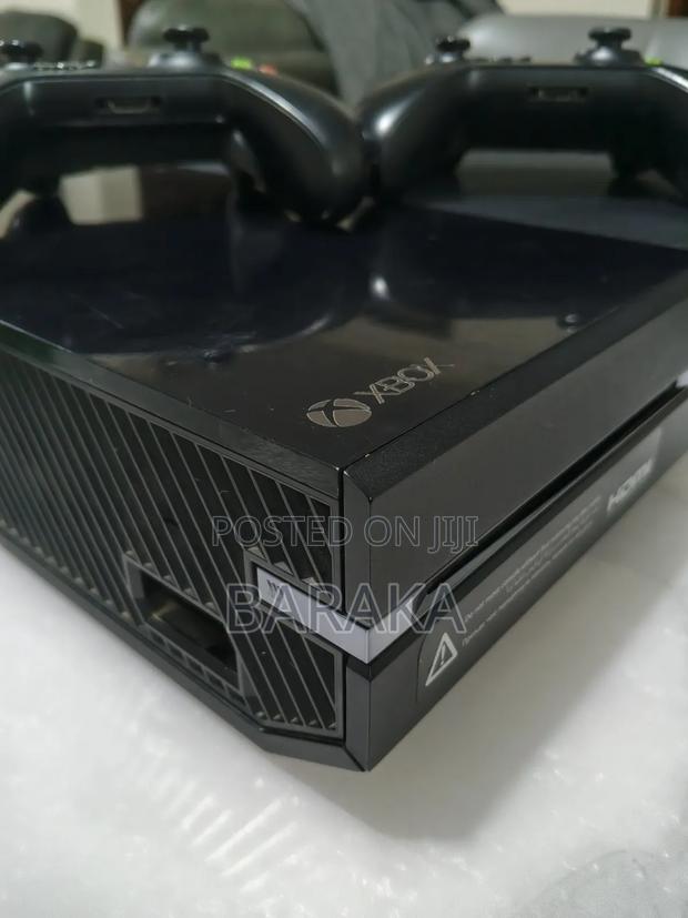 Xbox One Plus Games And 2 Controllers