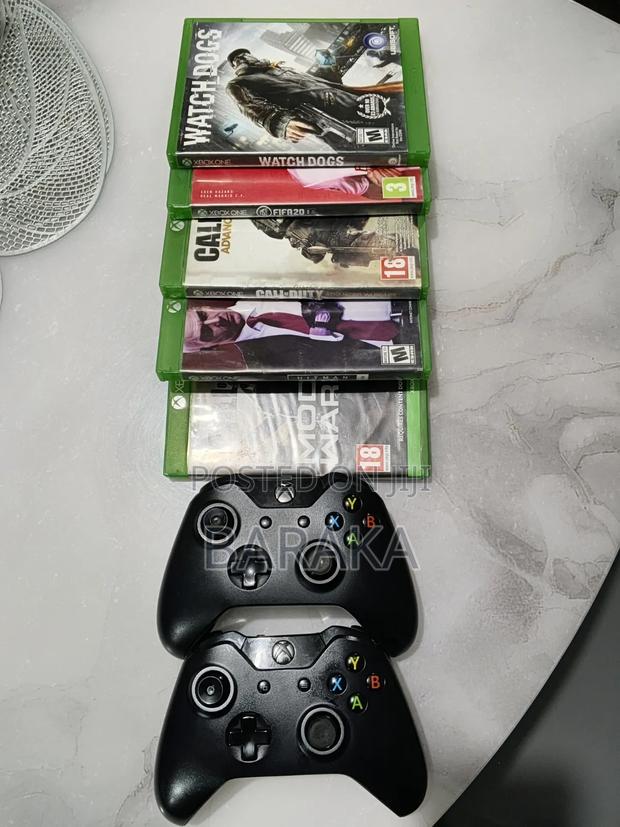 Xbox One Plus Games And 2 Controllers - thumbnail 2