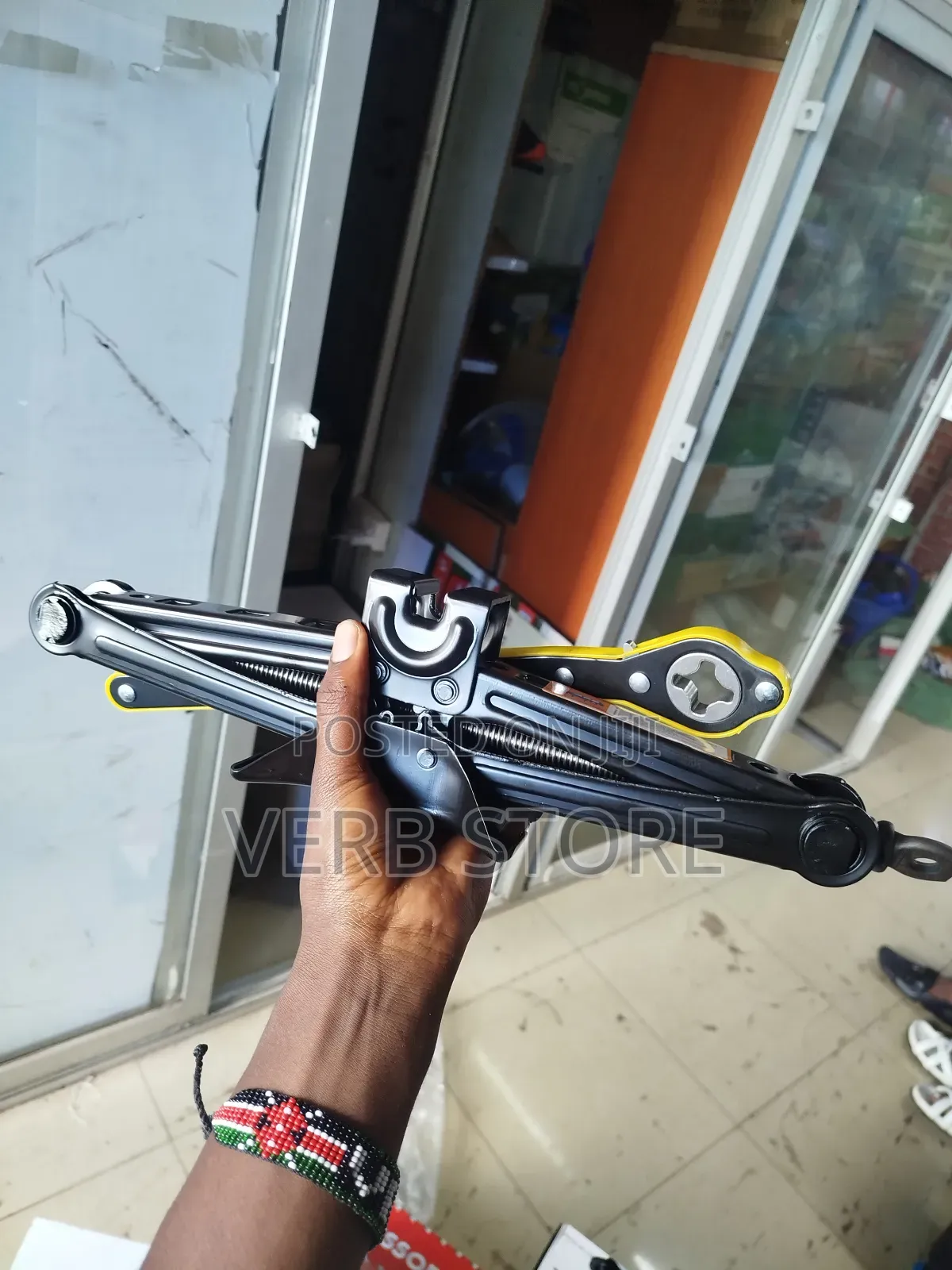 Heavy Duty Premium Quality Scissor Jack 2tonne With a Ratchet Wrench