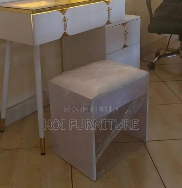 Dressers; Elegant Functional Dressing Vanity With Fixed Mirror - thumbnail 5