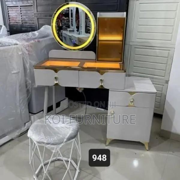 Dressers; Elegant Functional Dressing Vanity With Fixed Mirror - thumbnail 6
