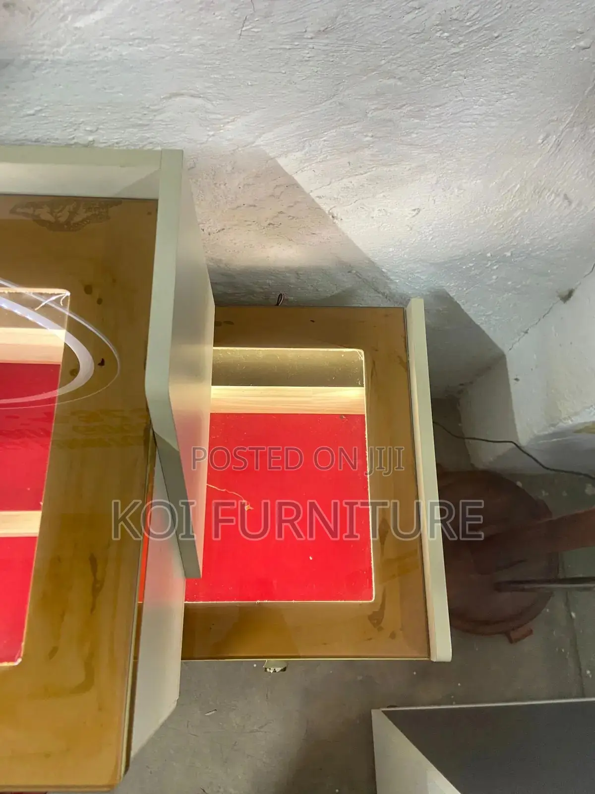 Dressers; Elegant Functional Dressing Vanity With Fixed Mirror