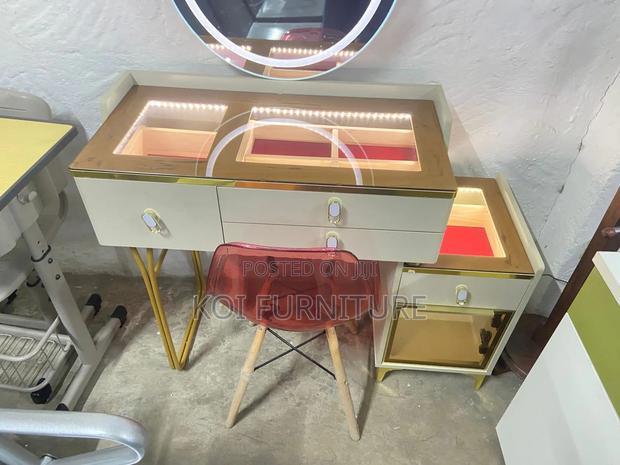 Dressers; Elegant Functional Dressing Vanity With Fixed Mirror - thumbnail 12