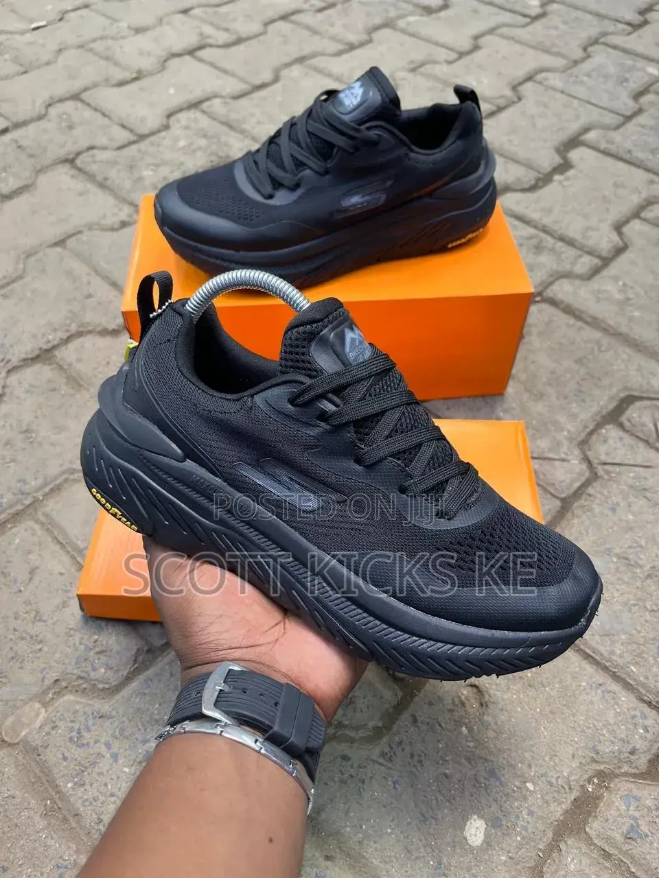 Sketchers Max Cushion Trail