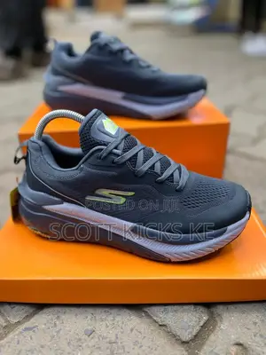 Sketchers Max Cushion Trail