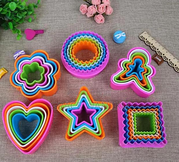 Cookie Cutter/Shaper Material: Plastic