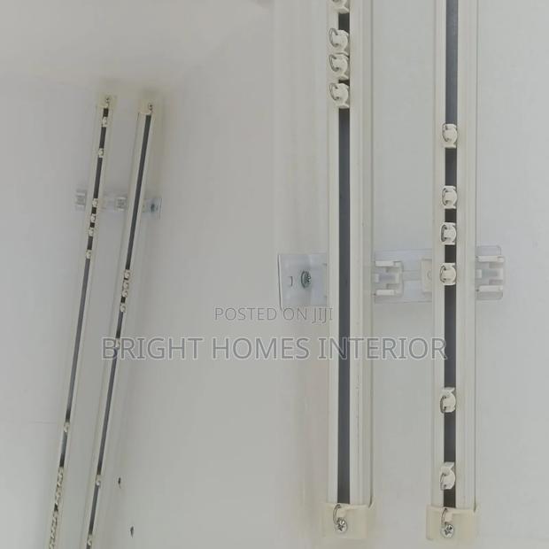 Single Rails Mounted With Double Bracket