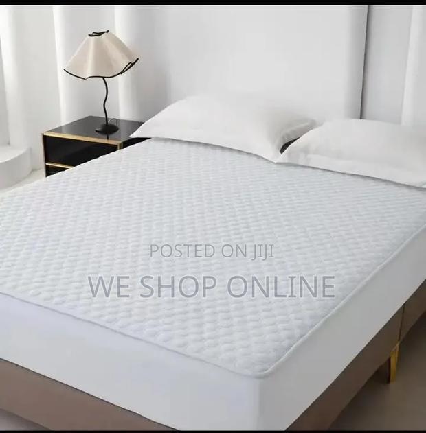 Breathable Fitted Mattress Protector, Queen Size and King Size - main view