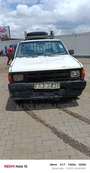 Nissan Pick-Up 1989 White