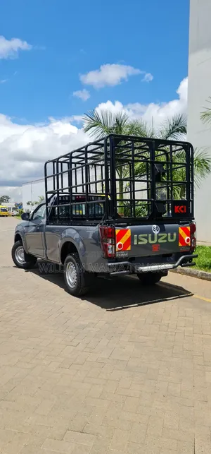 New Isuzu D-MAX 2026 Gray