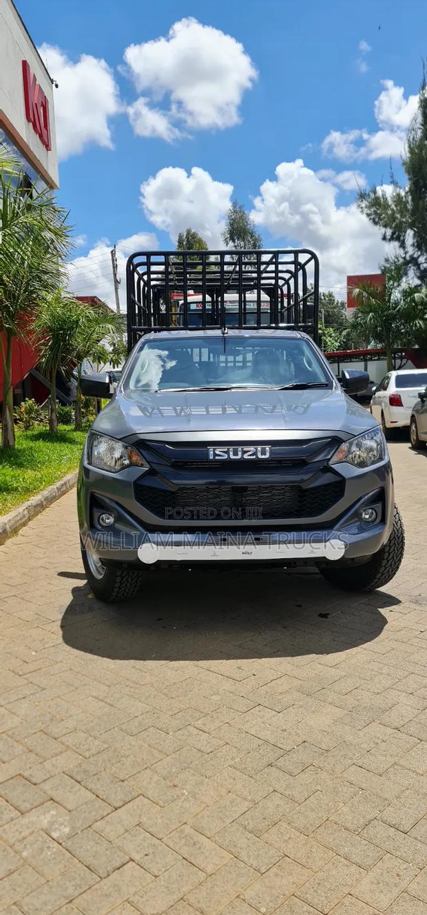 New Isuzu D-MAX 2026 Gray