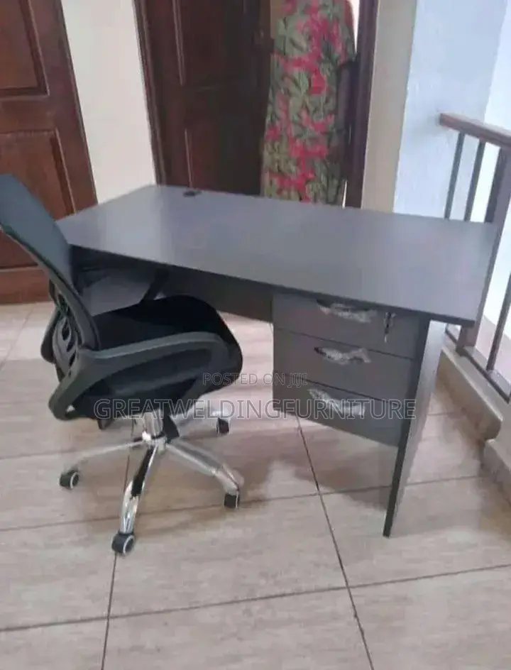 Backed Mesh Chair With Grey Desk