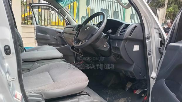Toyota HiAce 2018 Silver - thumbnail 7