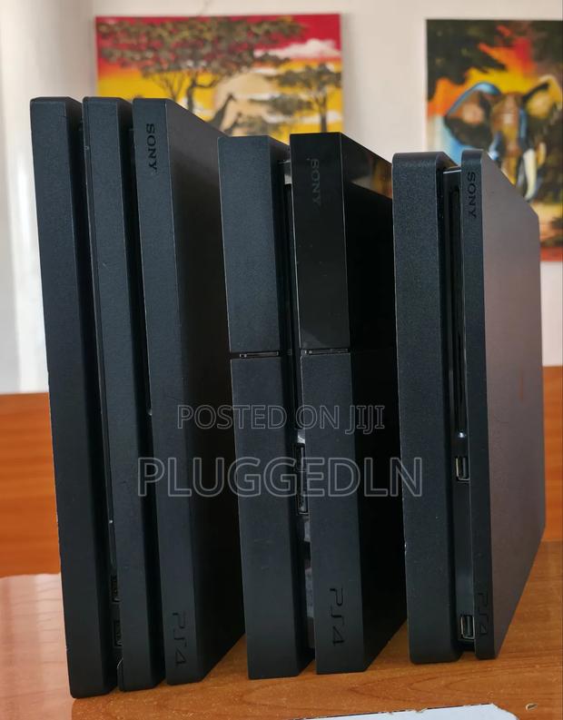 Sony Playstation 4 (Ps4 Standard) Console.
