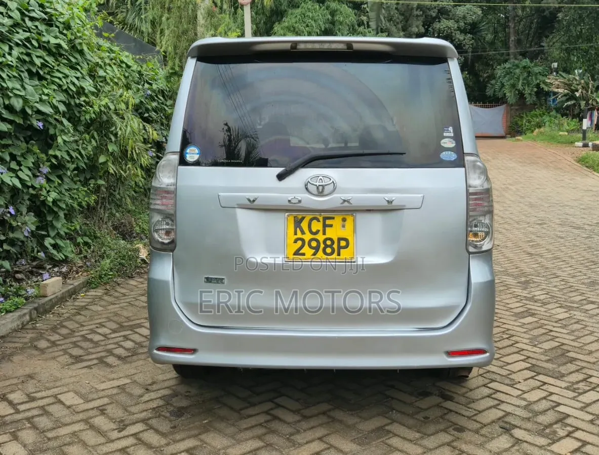 Toyota Voxy 2008 Silver