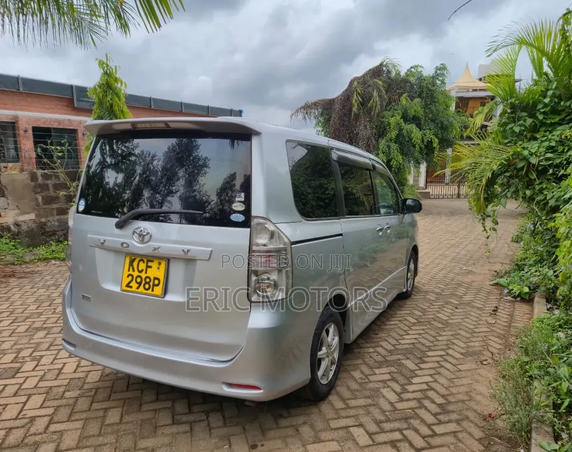 Toyota Voxy 2008 Silver