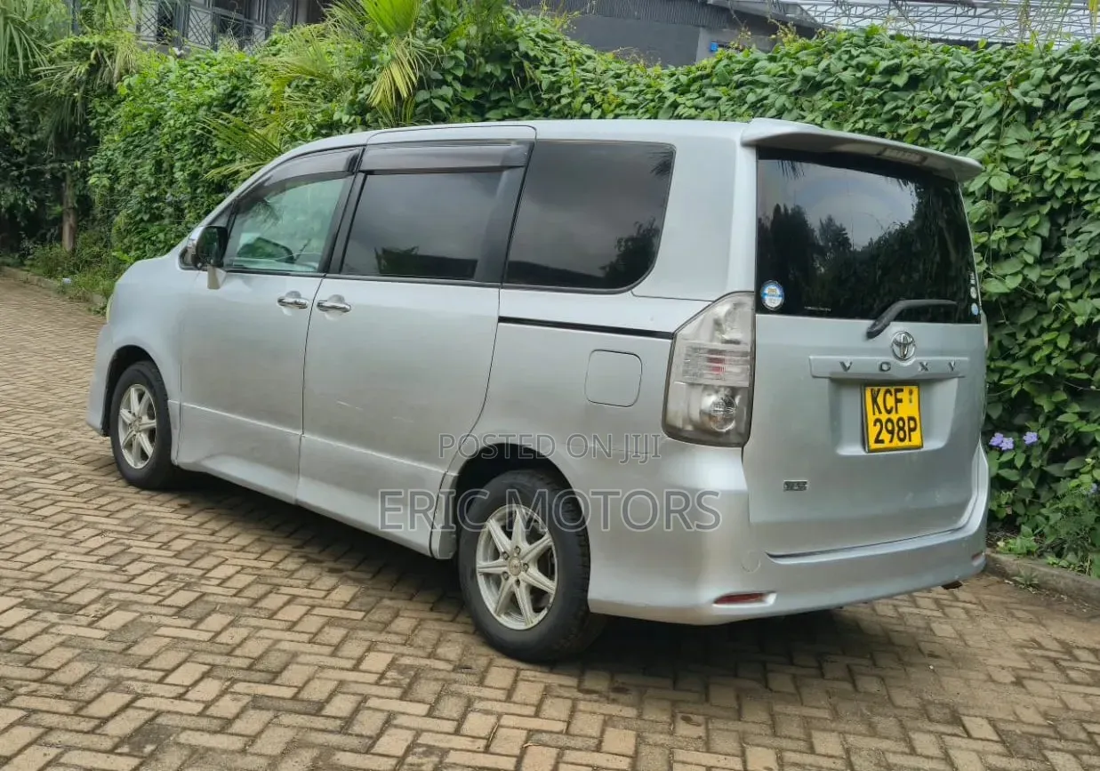 Toyota Voxy 2008 Silver