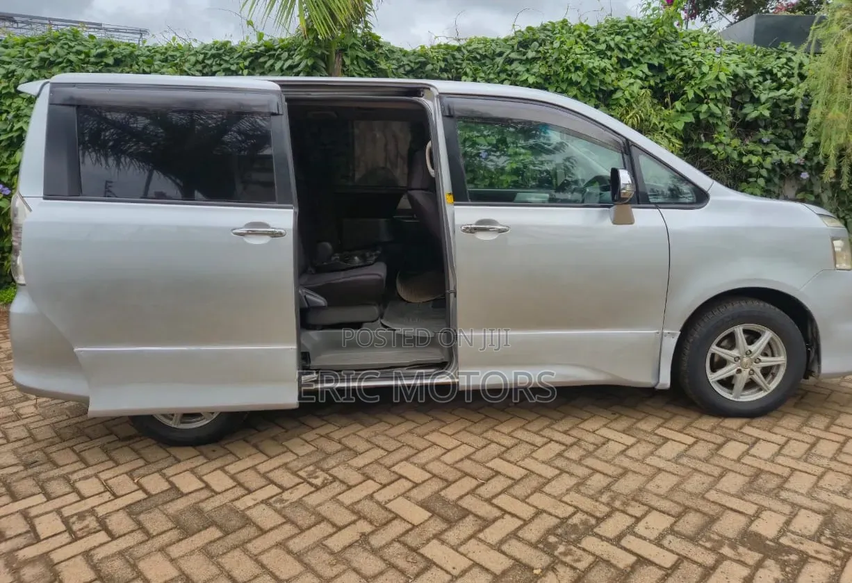 Toyota Voxy 2008 Silver