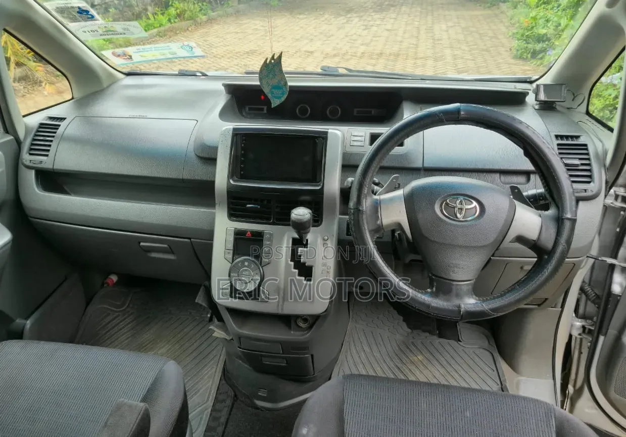 Toyota Voxy 2008 Silver