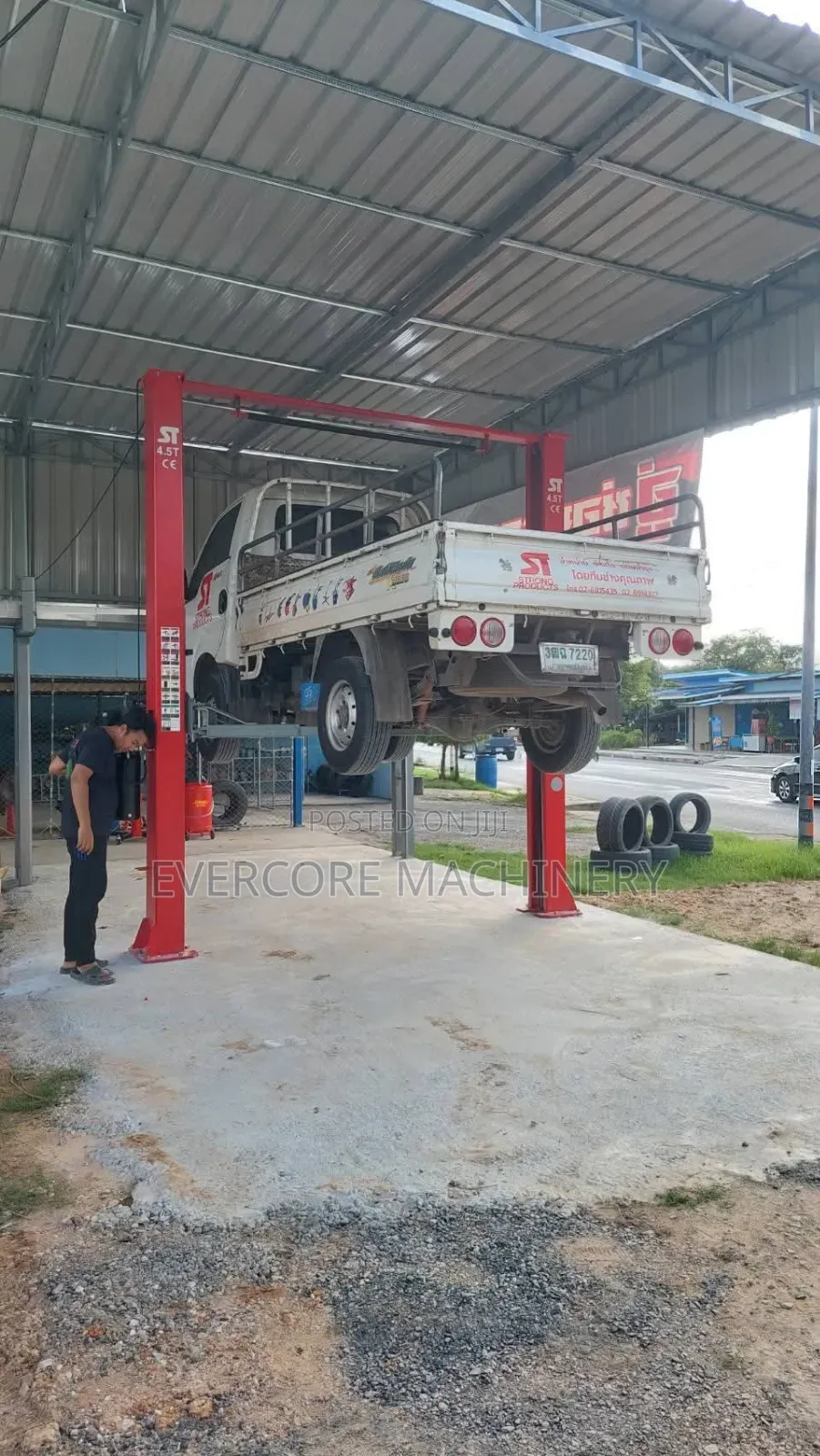 Heavy Duty Car Lift Machine 2 Poles 4 Tonne Capacity.