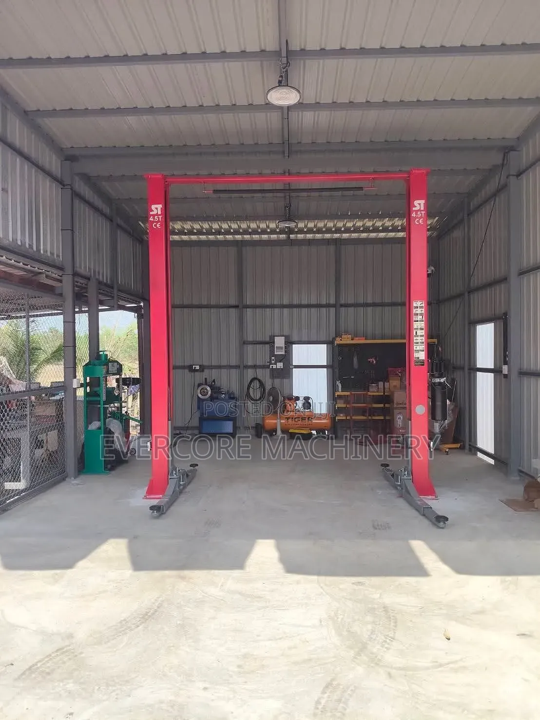 Heavy Duty Car Lift Machine 2 Poles 4 Tonne Capacity.