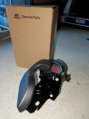 Inner Left Door Handle Hyundai Hd72/65 (Genuine)