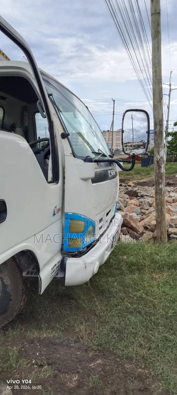 Lorry Isuzu NPR 2015 White