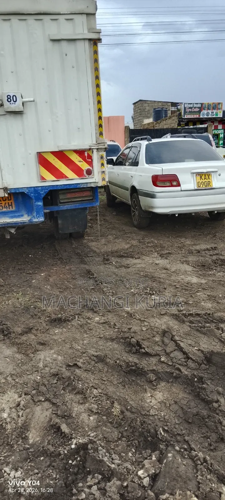 Lorry Isuzu NPR 2015 White