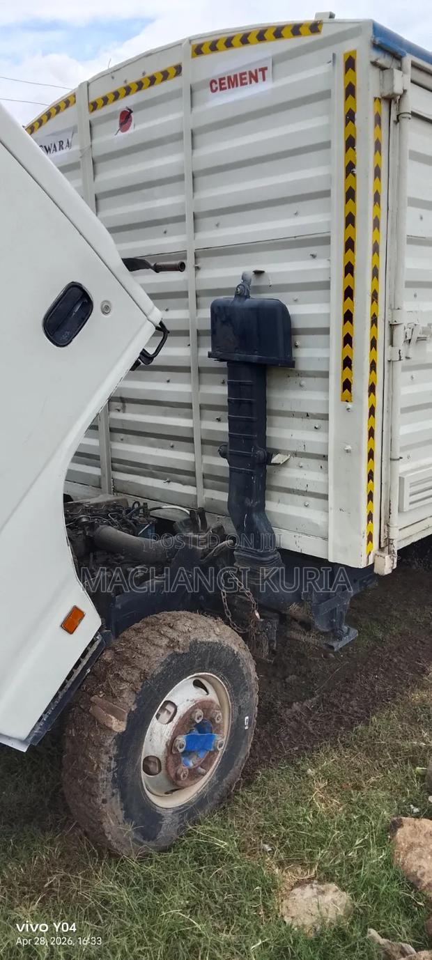 Lorry Isuzu NPR 2015 White - thumbnail 7