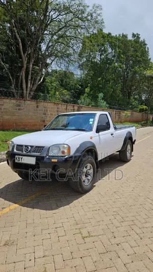 Nissan Hardbody 2013 White
