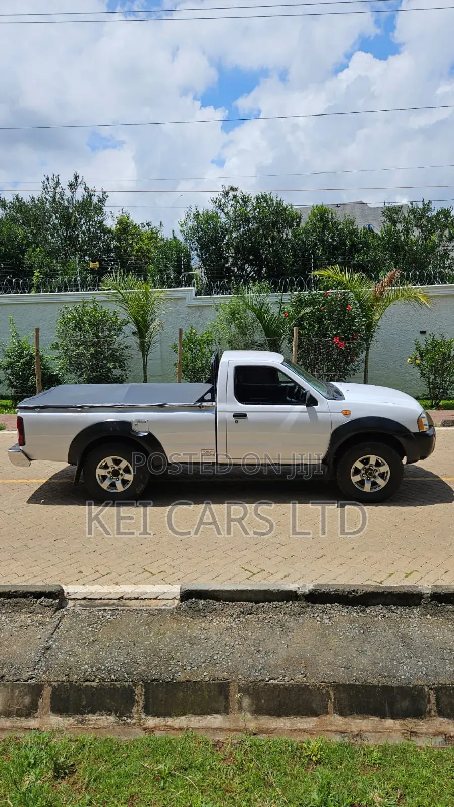 Nissan Hardbody 2013 White