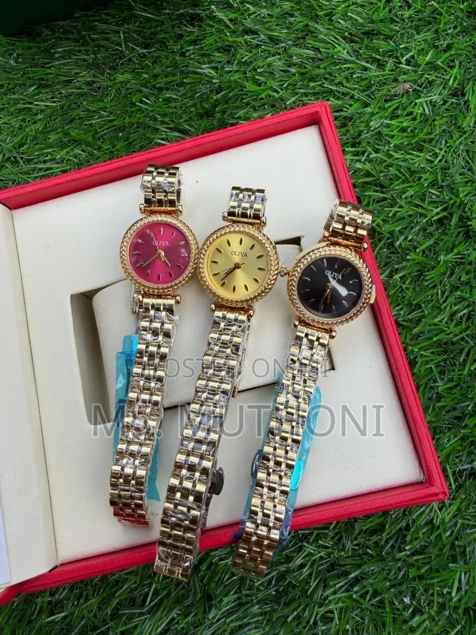 Textured Bezel Gold-Tone Ladies Wristwatch Ladies Watches  *