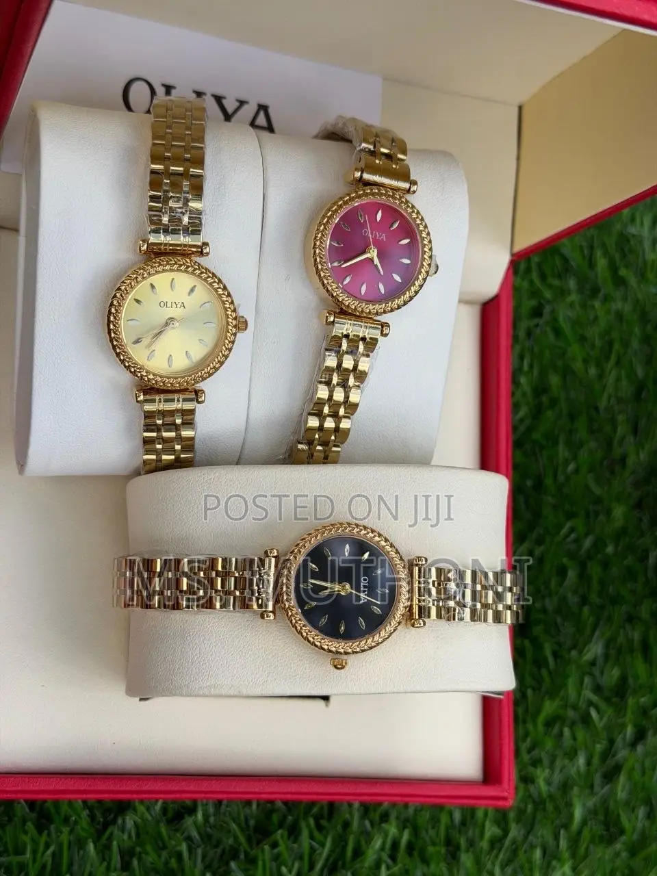 Textured Bezel Gold-Tone Ladies Wristwatch Ladies Watches  *
