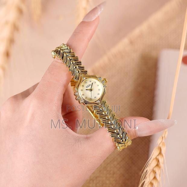 Mother of Pearl Dial Ladies Wrist Watch - thumbnail 7