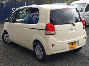 Toyota Porte 2017 Beige