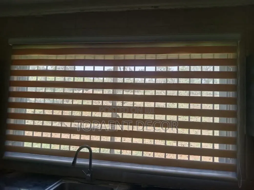 Stylish Window Glow With Horizontal Office Blinds