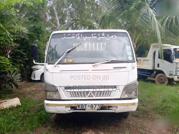 Mitsubishi Canter Fe84 2011 White