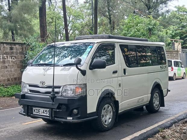 Toyota Regius 2013 White - thumbnail 2