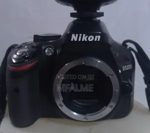 Nikon D5200nikon D5200 + 18-55mm Kit Lens + Speedlight