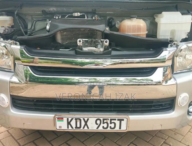 Toyota HiAce 2018 Silver - thumbnail 4