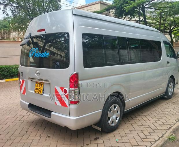 Toyota HiAce 2018 Silver - thumbnail 10