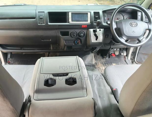 Toyota HiAce 2018 Silver - thumbnail 11