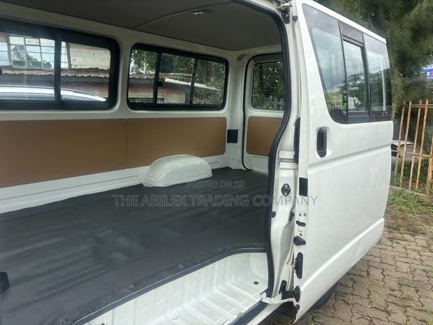 Toyota HiAce 2019 White - thumbnail 3
