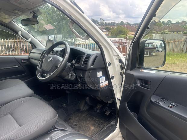 Toyota HiAce 2019 White - thumbnail 6