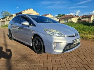 Toyota Prius Five 4dr Hatchback (1.8L 4cyl gas/electric hybrid CVT)