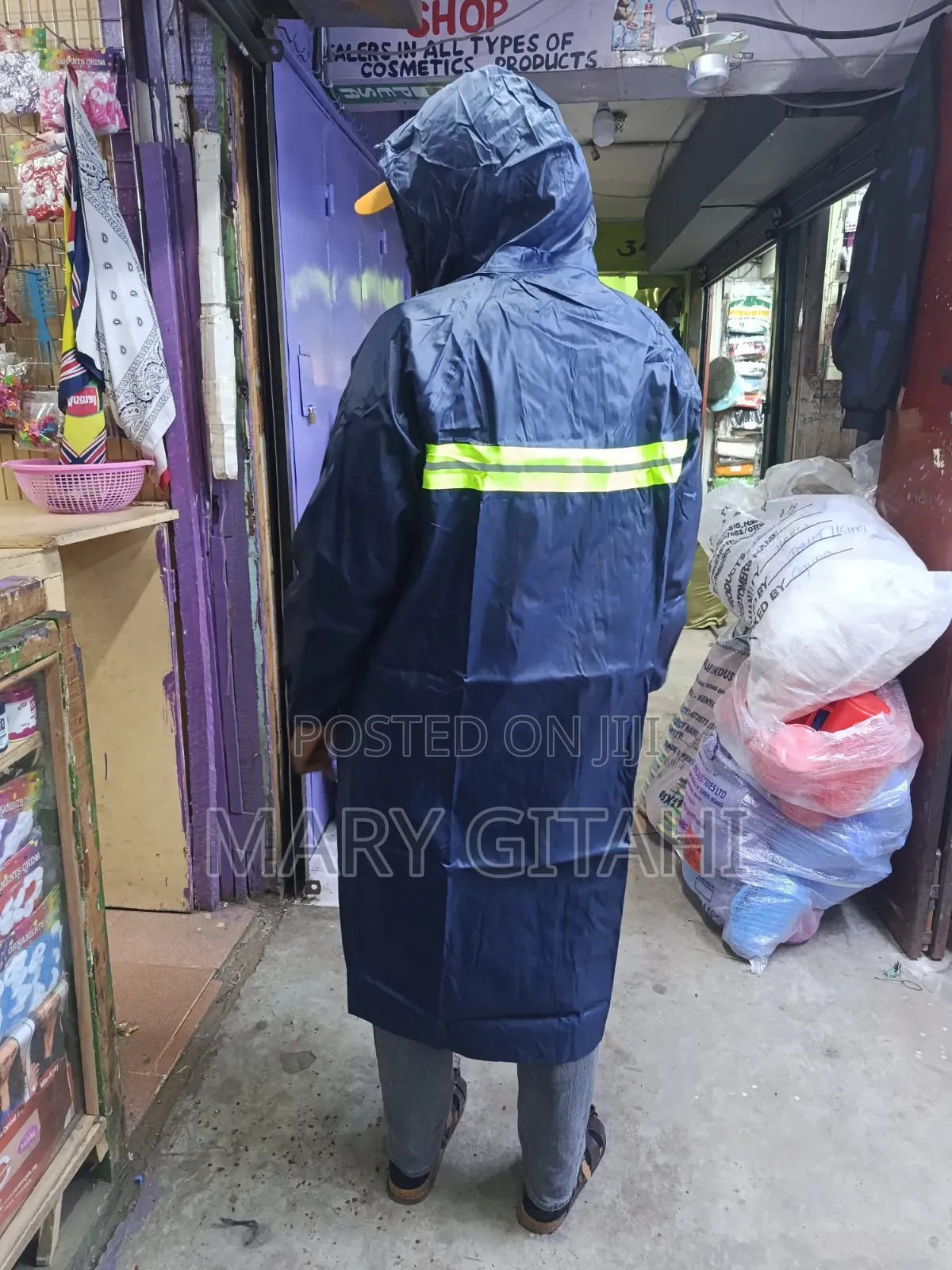 Heavy Duty Rain
Coat 
With a Hood"Reflector