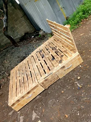 Pallet Bed. Size 5*6 With Drawers. BZZZ Blazed